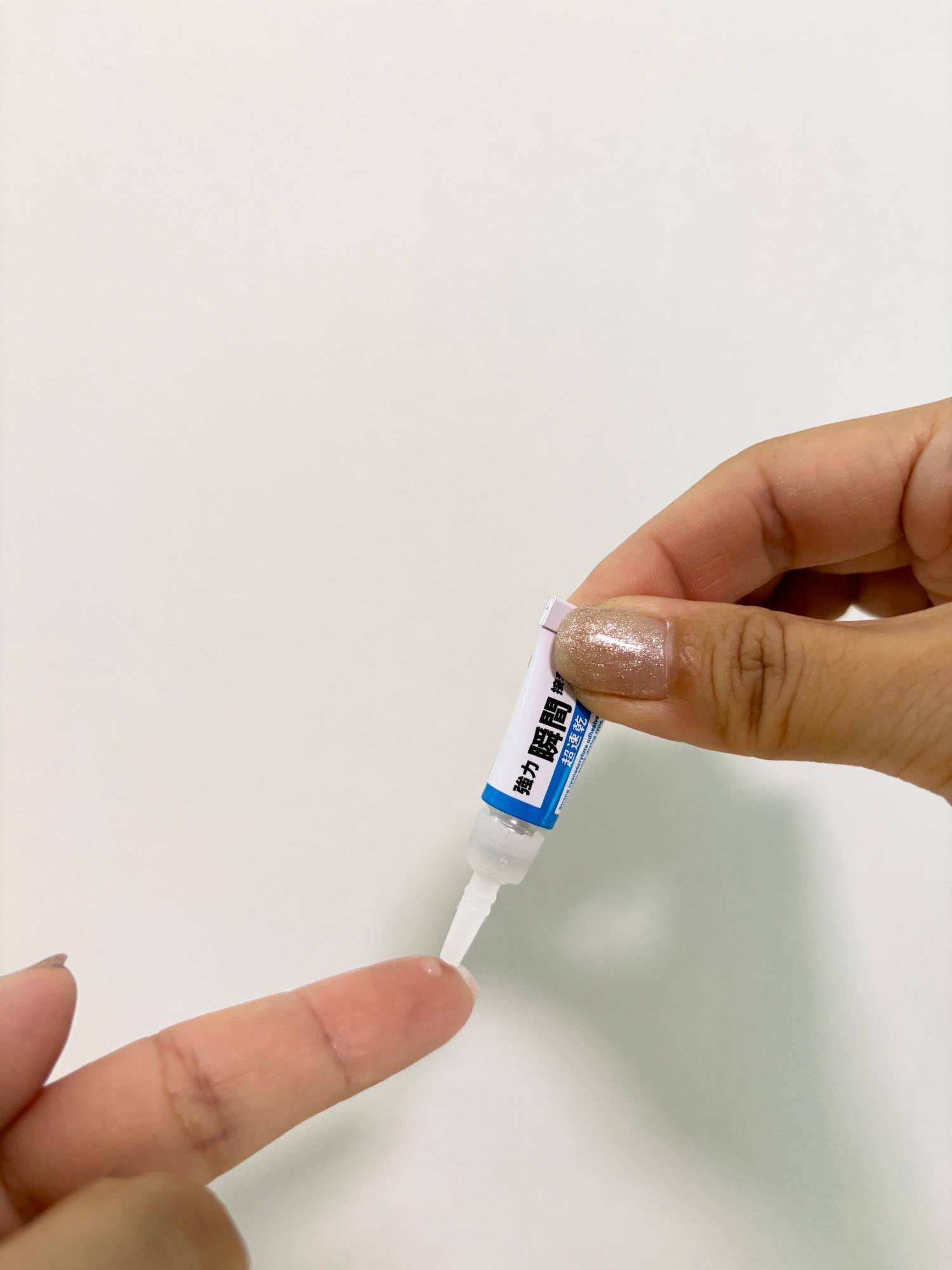 手に瞬間接着剤がついた！無理に剥がさず安全に落とす裏技と対処法