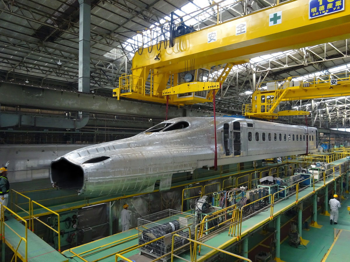 巨大アルミを削り出す新幹線の作り方！時速320キロを支える現場