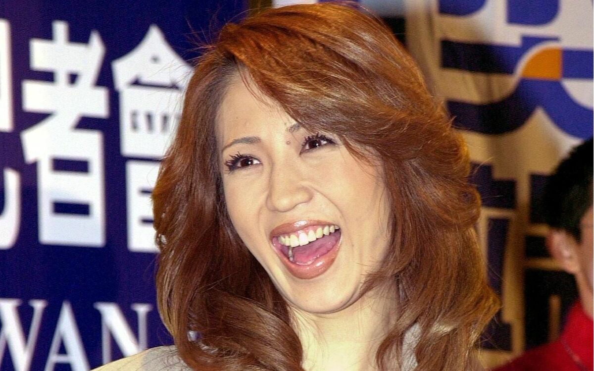飯島愛の死因の真相とは？公式発表「肺炎」と最後のブログから辿る真実