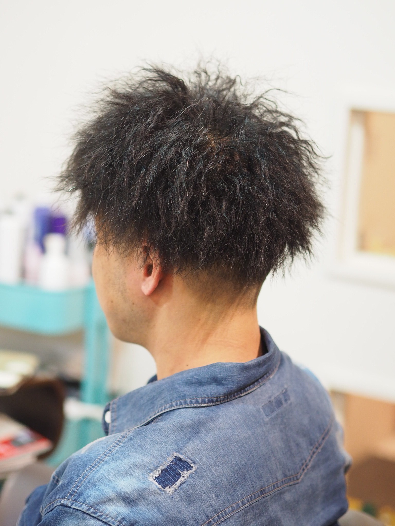 朝の髪が爆発する原因とは？ボンバーヘアの治し方と最新おしゃれパーマ術