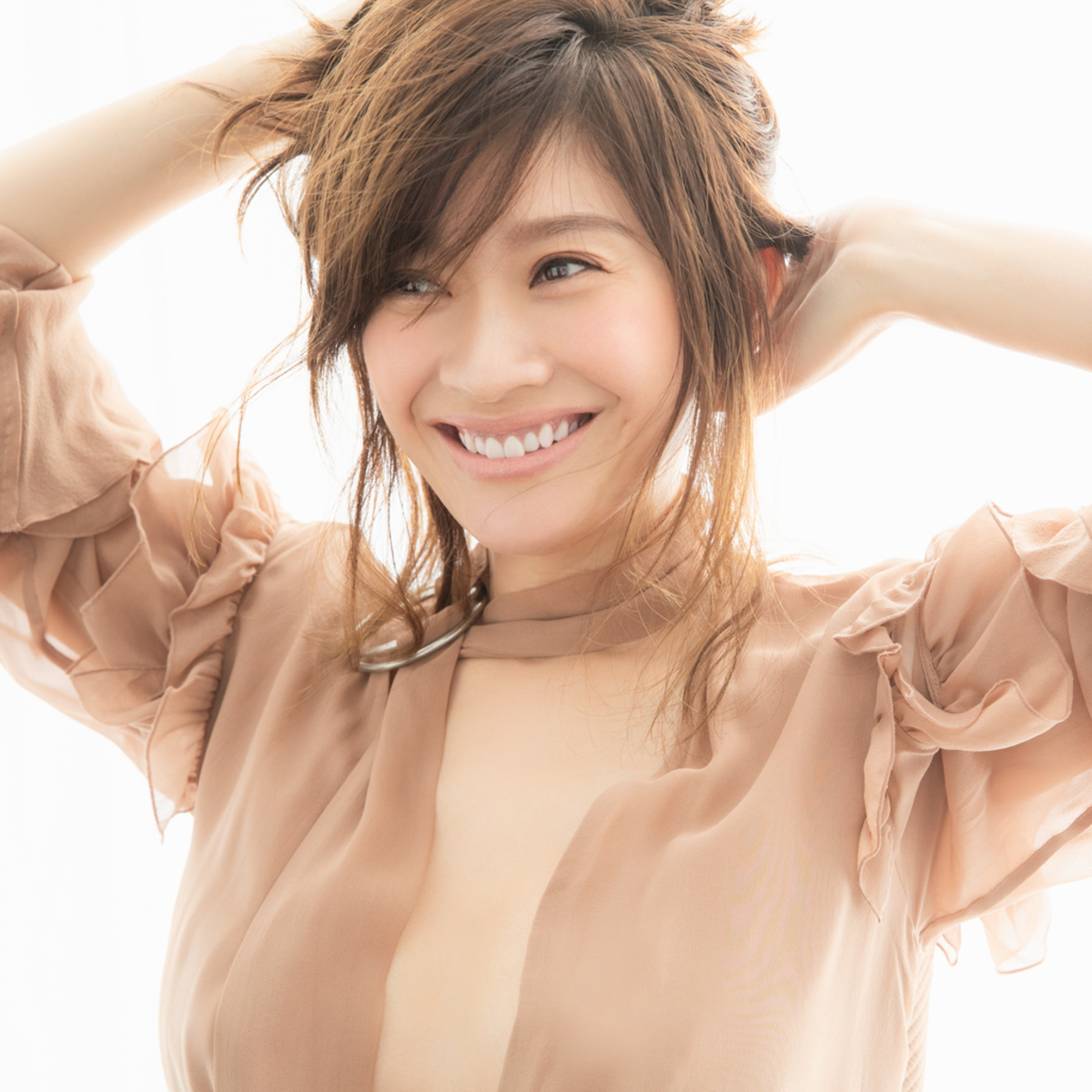 篠原涼子の奇跡の美肌を作る！プロ直伝の大人ナチュラルメイク術