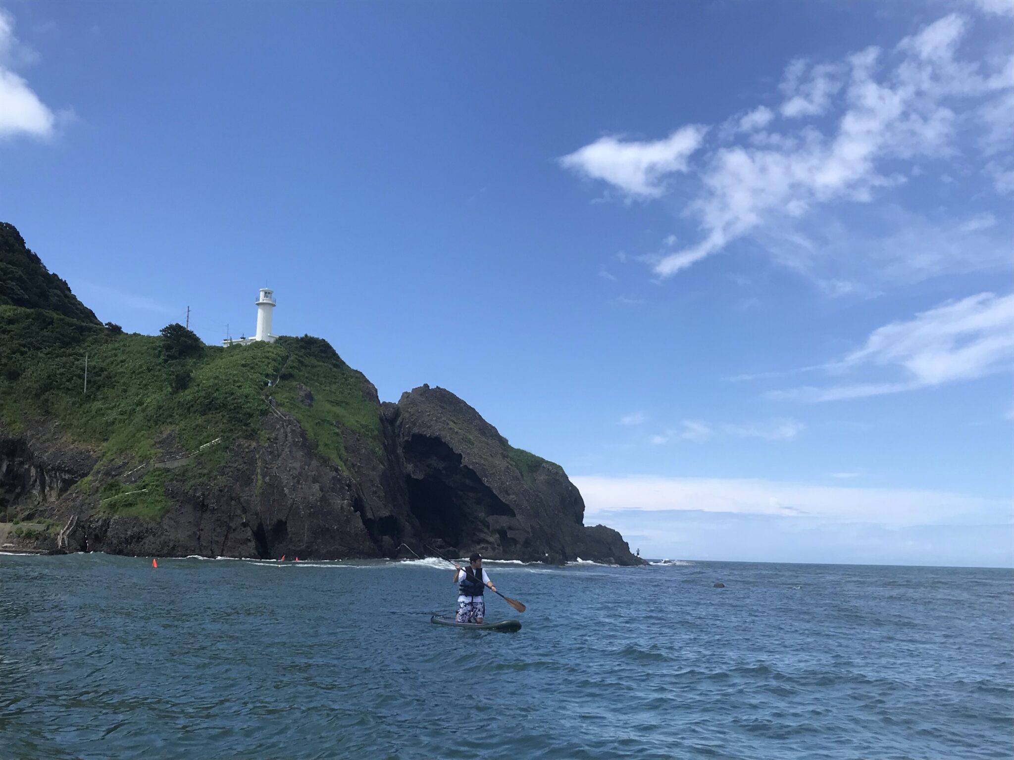 【2026年最新現地レポ】新潟・角田浜が今、大人の隠れ家リゾートとして再注目される理由—灯台・ワイン・極上の夕日に包まれる休日