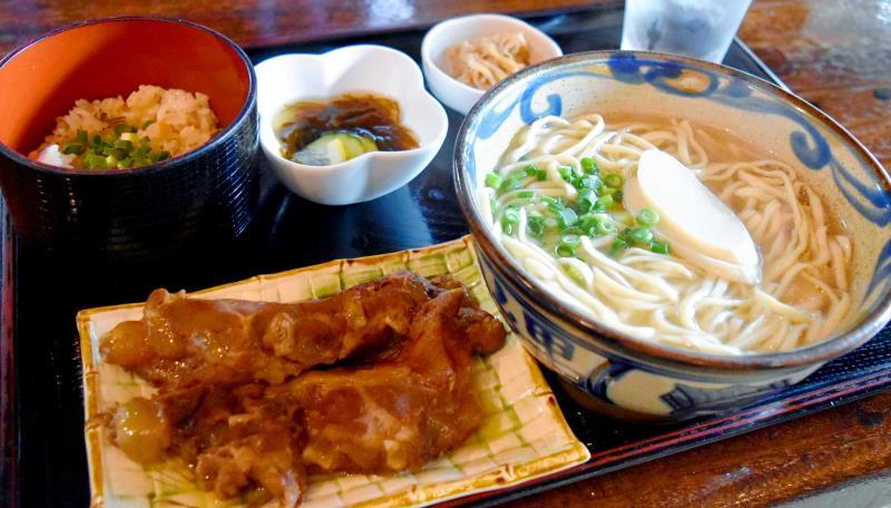 那覇の超人気店「楚辺そば」徹底解剖！古民家空間と絶品ソーキの秘密