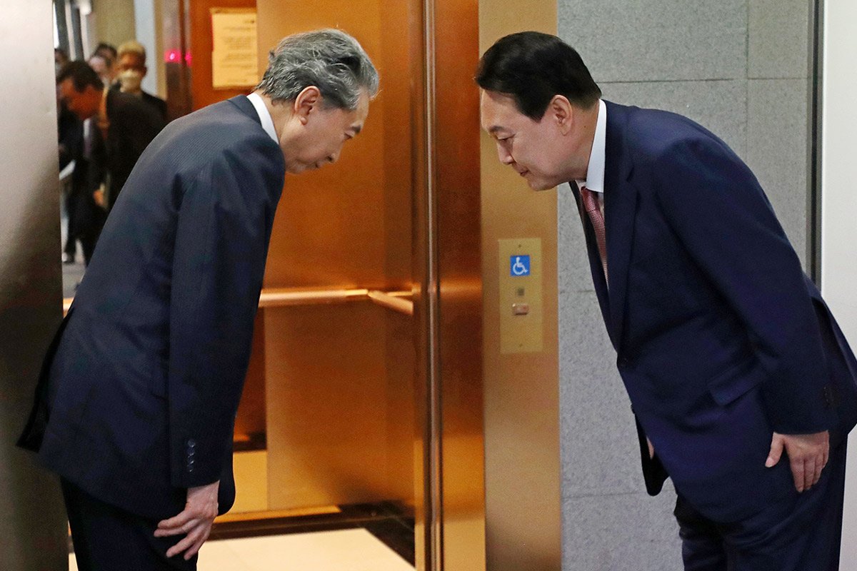 鳩山由紀夫の土下座なぜ？西大門での謝罪真相と国内外の反響を徹底検証