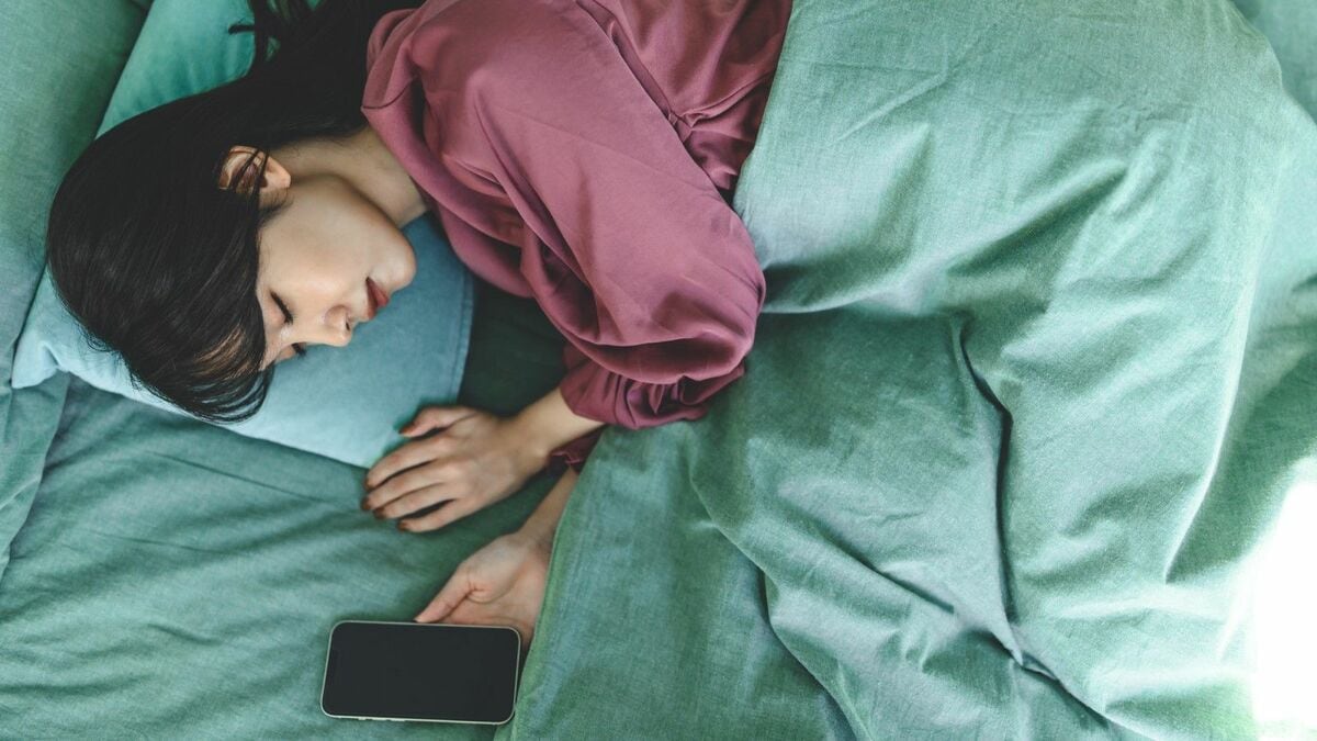 スマホを置いてバーへ行く。2026年、日本の若者が「昭和・洋画レトロ」に狂信的な熱視線を送る理由