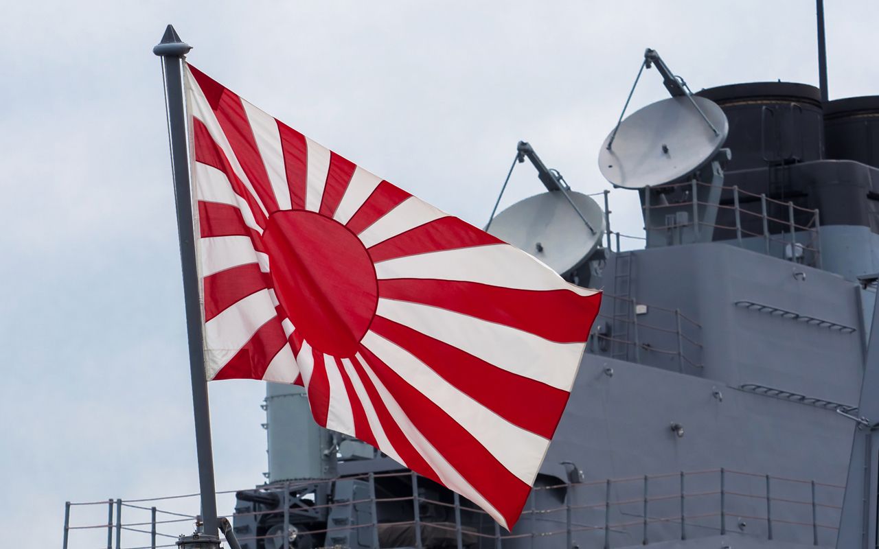 自衛隊が旭日旗を掲げる理由とは？旧海軍との違いや国際法の真実