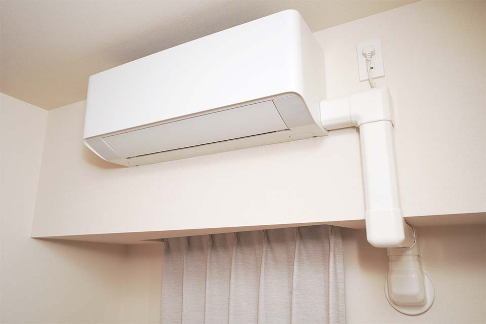エアコン室内化粧カバーは必要？高すぎる費用と後悔の理由を徹底解剖