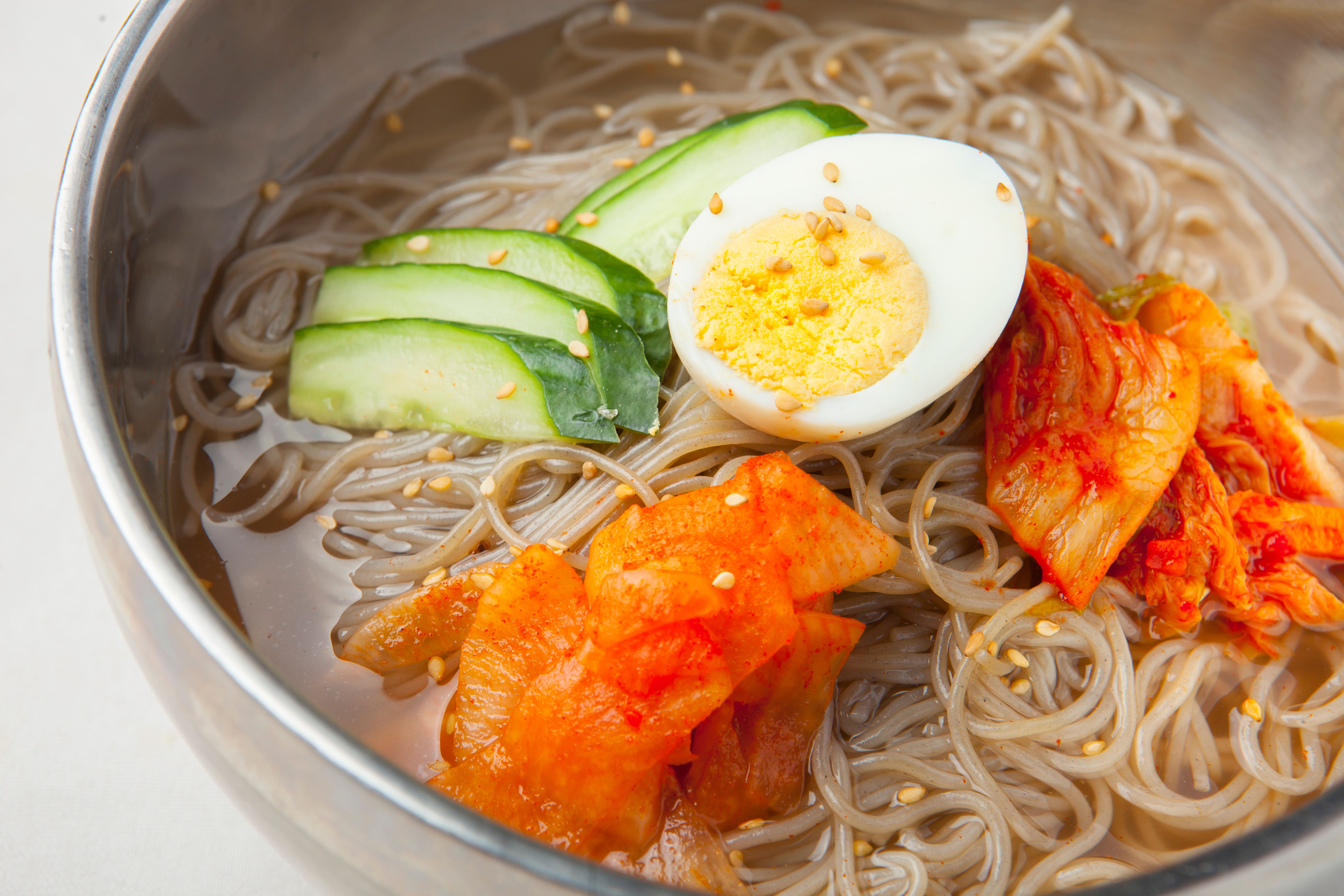 冷麺の材料決定版！黄金比スープの作り方から定番具材までプロが解説