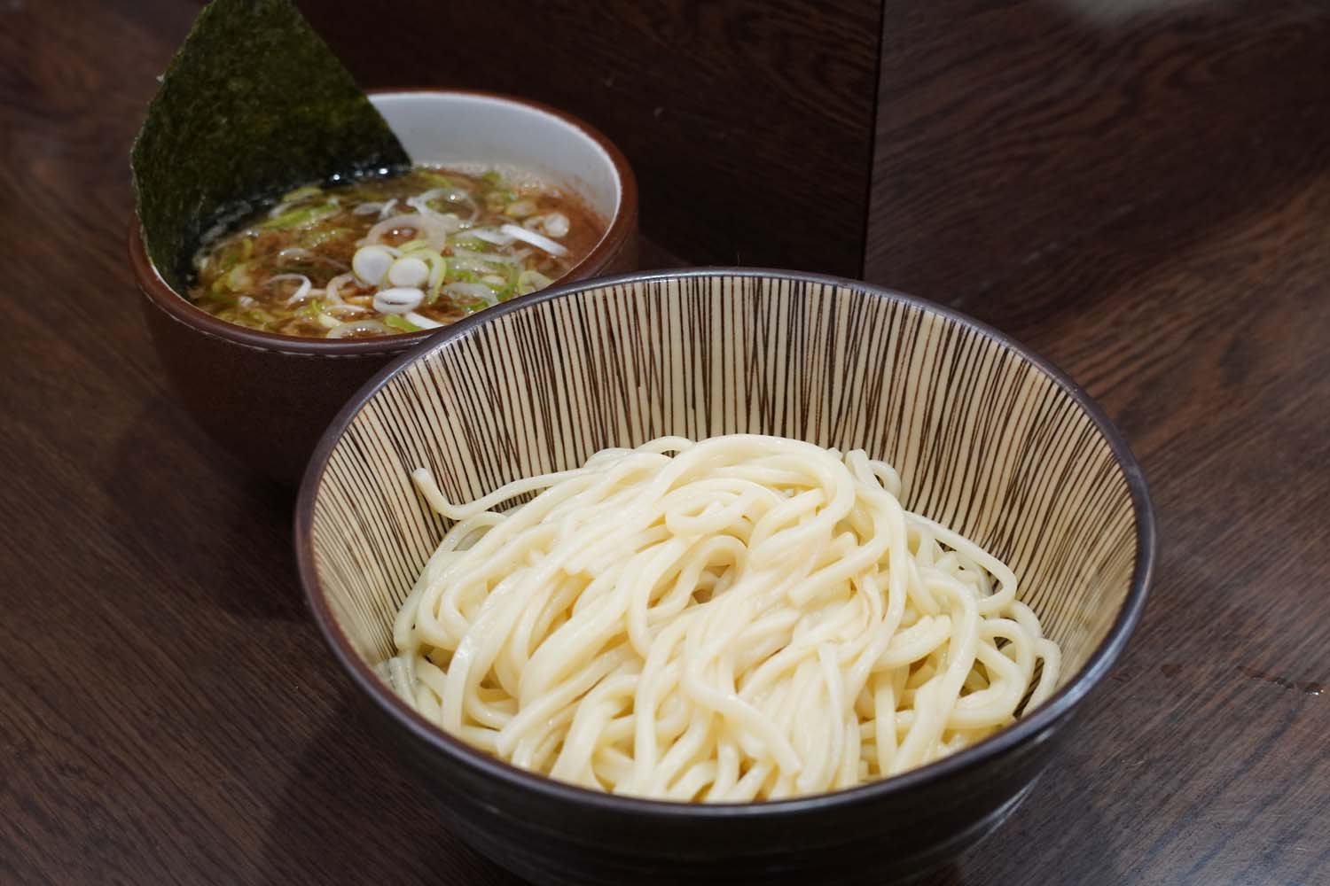 要町の名店「麺舗十六」の魔力！極太自家製麺の真価と最新営業状況