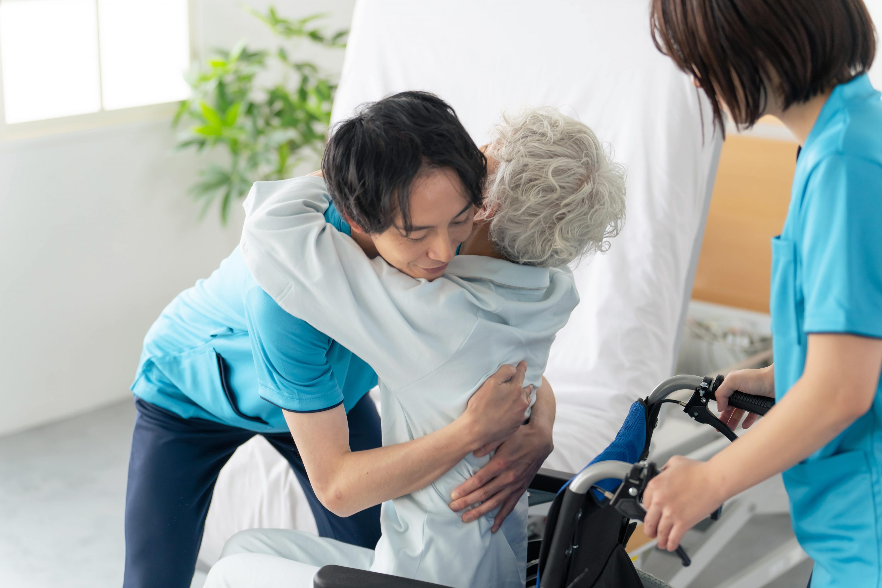 立てない人の移乗介助で腰を痛めない極意！現場激変の道具と最新手順