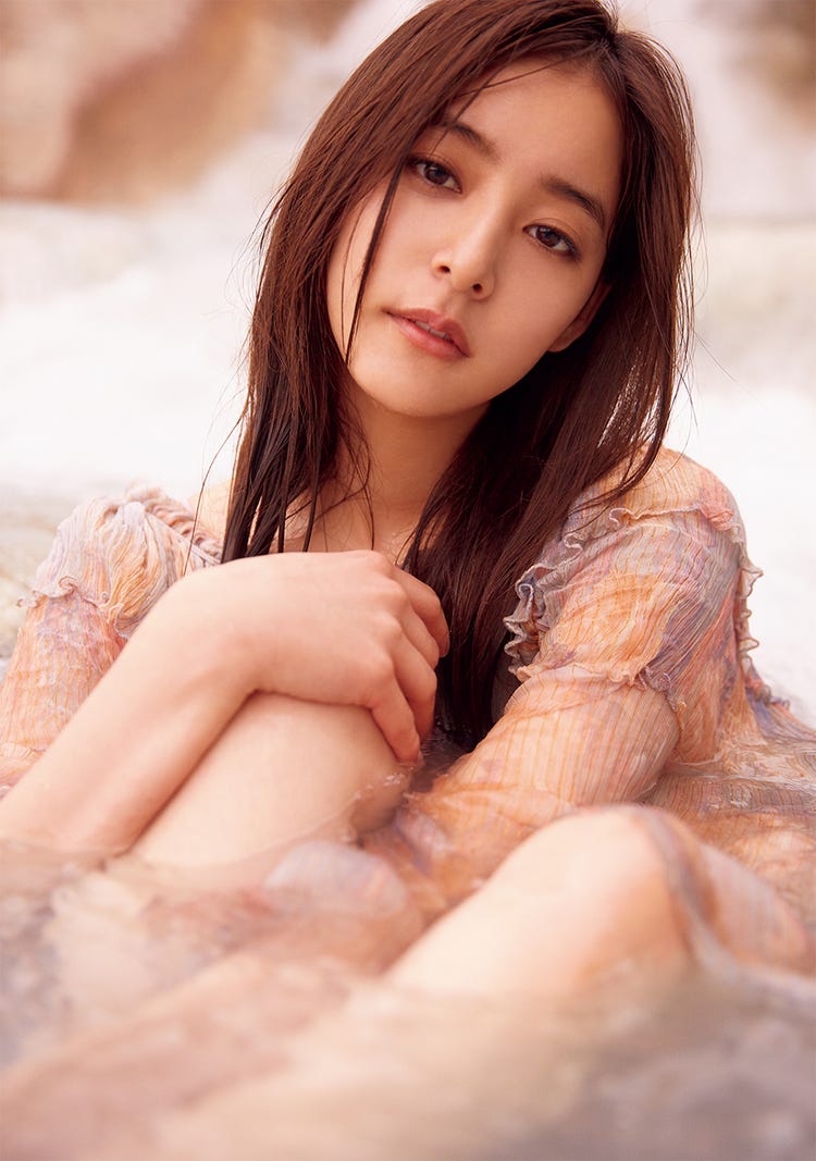 新木優子のグラビアと美貌の軌跡｜歴代写真集とスタイル維持の秘密