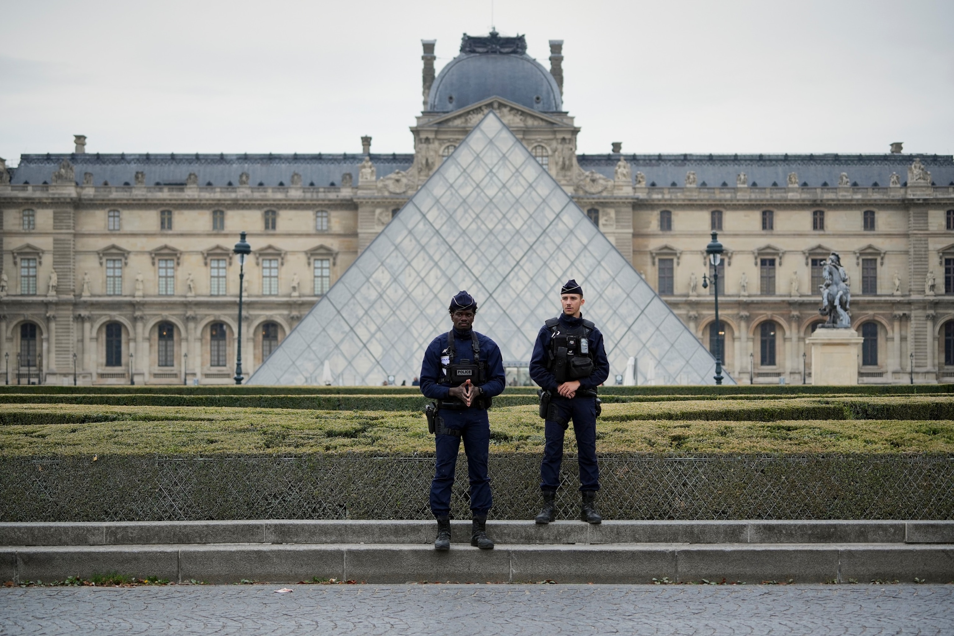 Louvre Museum Detective
