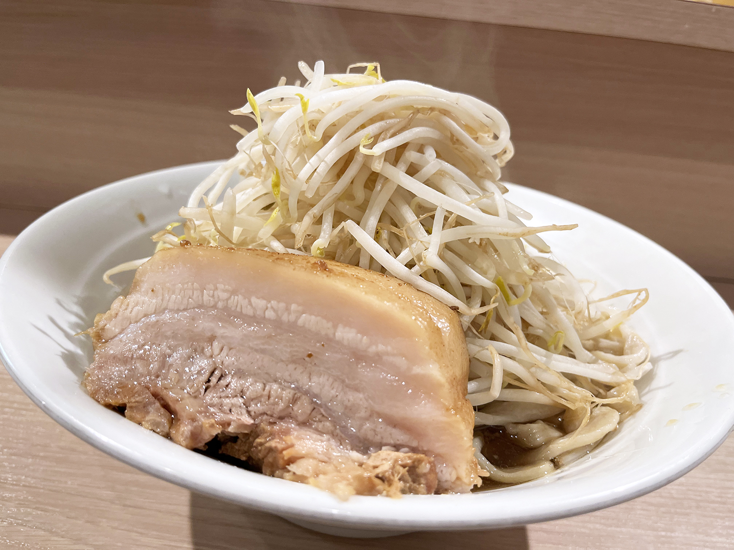 新橋で噂の極厚豚！麺屋味方が放つ濃厚ラーメンと朝限定の衝撃
