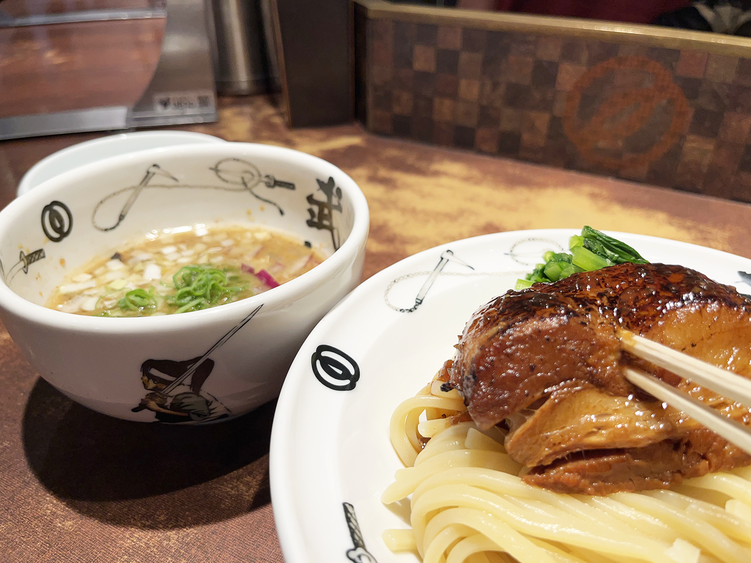 秋葉原「麺屋武蔵武仁」の巨大角煮と濃厚つけ麺！行列の理由を徹底解剖