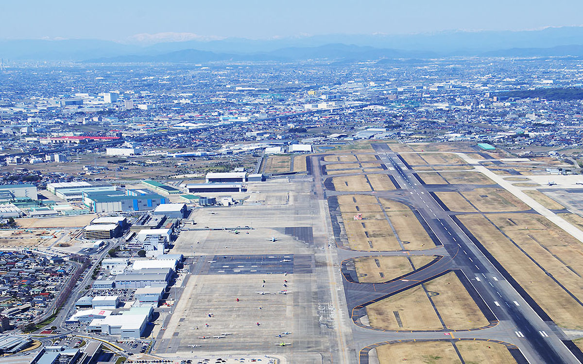 【2026年最新現地レポ】都心まで20分の衝撃！ビジネス客と地方路線を惹きつける「県営名古屋空港」が今、選ばれる理由
