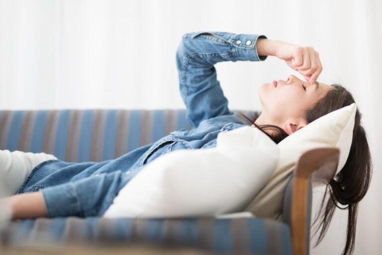 猛暑で眠いのは危険信号？熱中症の初期症状と自律神経の乱れを解説