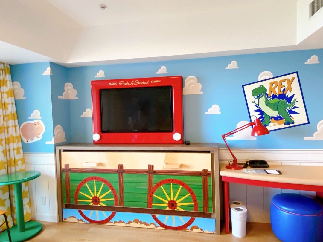 アンディの部屋に隠された伏線と再現術｜ホテル予約からDiyまで徹底解剖