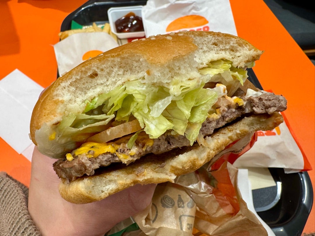 バーガーキングはなぜ美味しい？直火焼きの秘密と人気メニューの真相