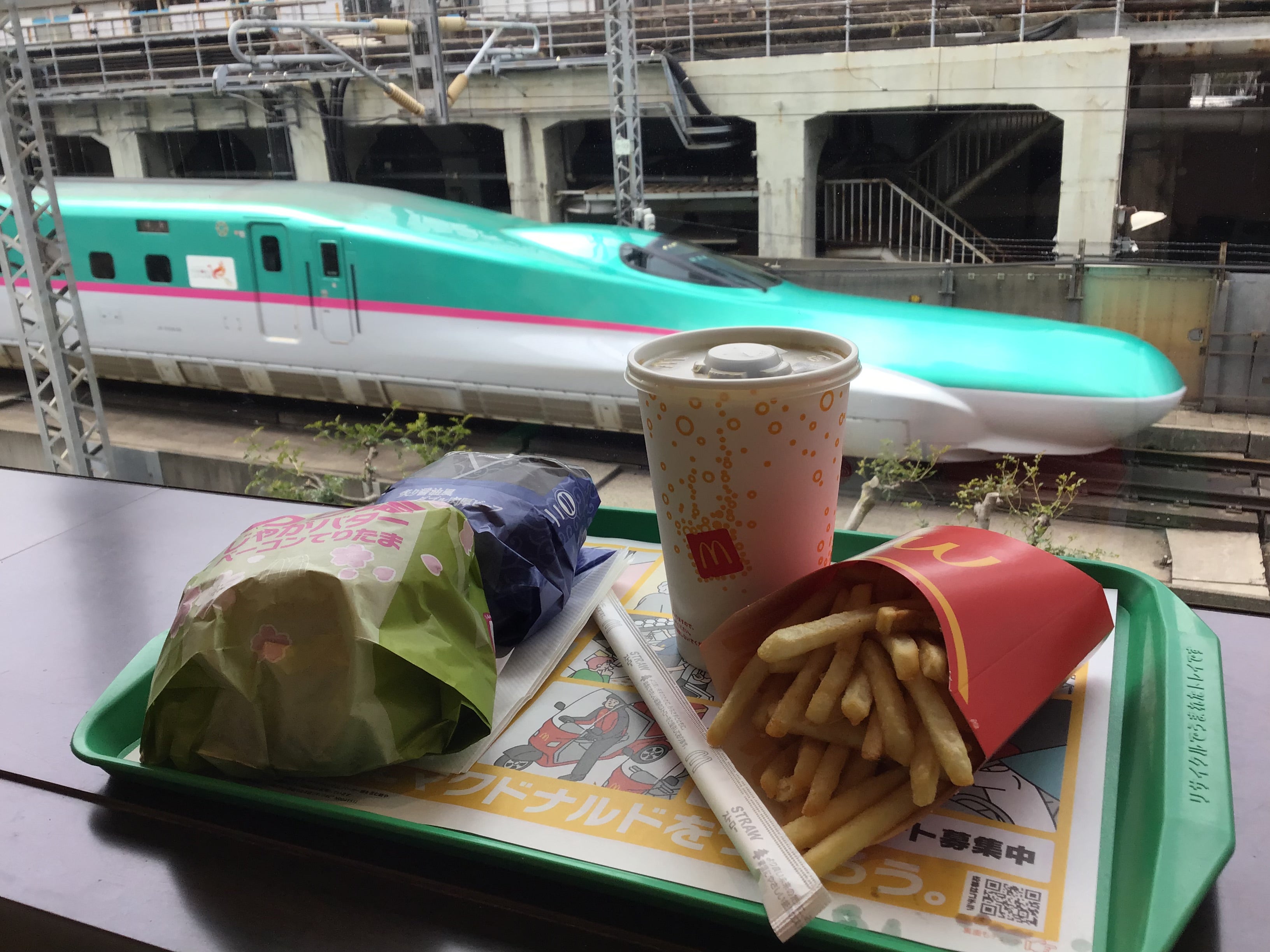 新幹線でマックを食べるのは非常識？匂い問題と車内マナーを徹底調査