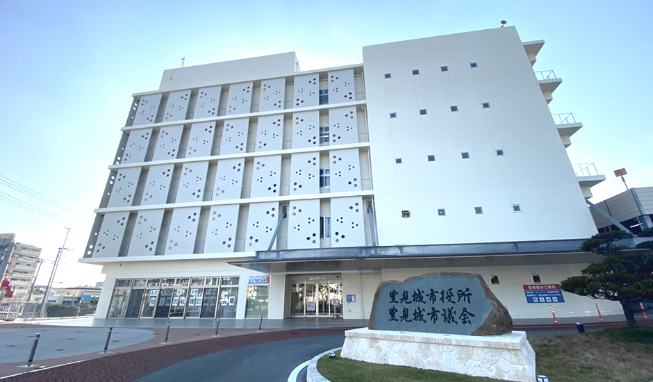 【2026年最新ルポ】沖縄で最も活気ある街の心臓部へ。「行かない役所」へと進化を遂げた豊見城市役所の革新と、地方自治の未来