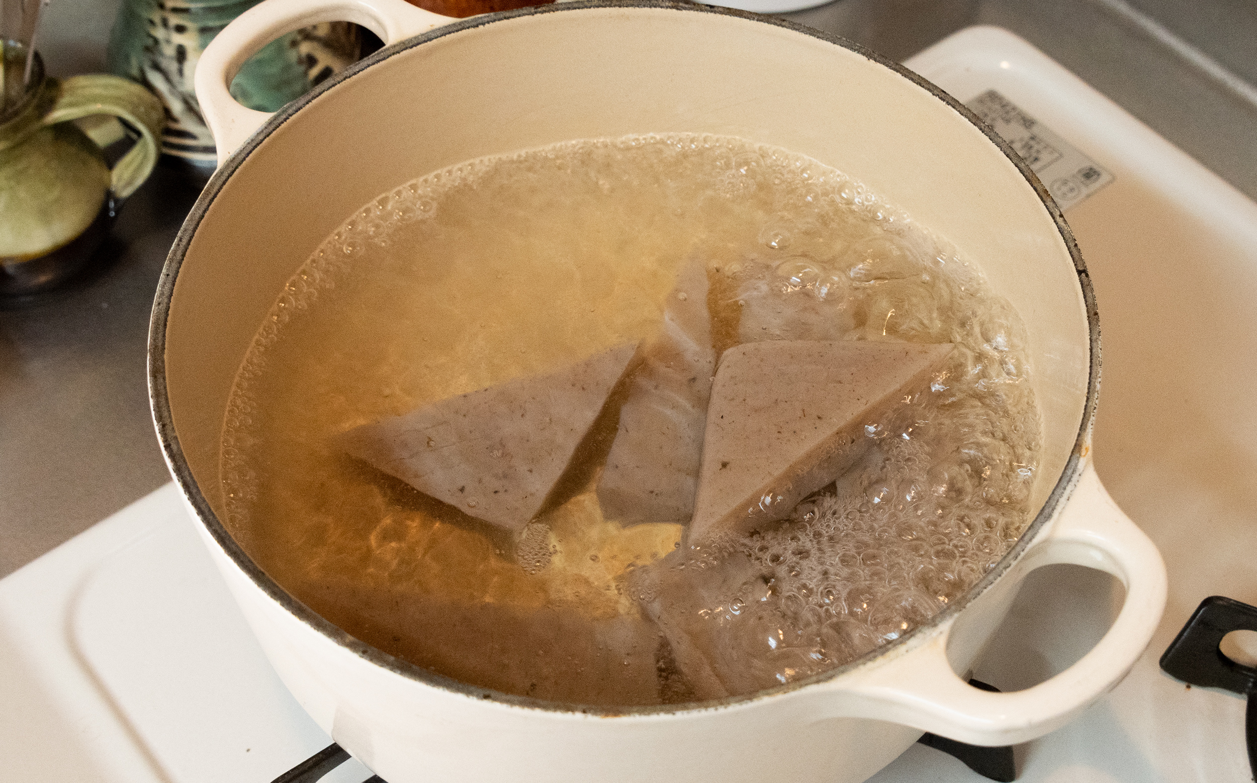 こんにゃくの下茹ではなぜ必須？臭み抜きと味染みの科学＆時短術