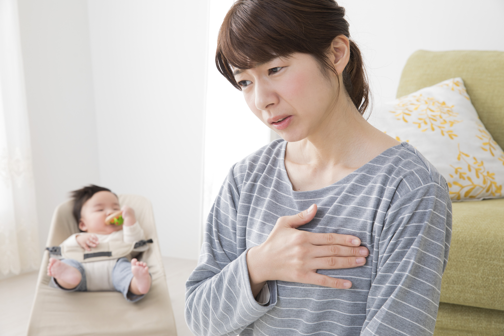 くしゃみで胸が痛い原因は骨折か病気か？部位別危険度と受診目安