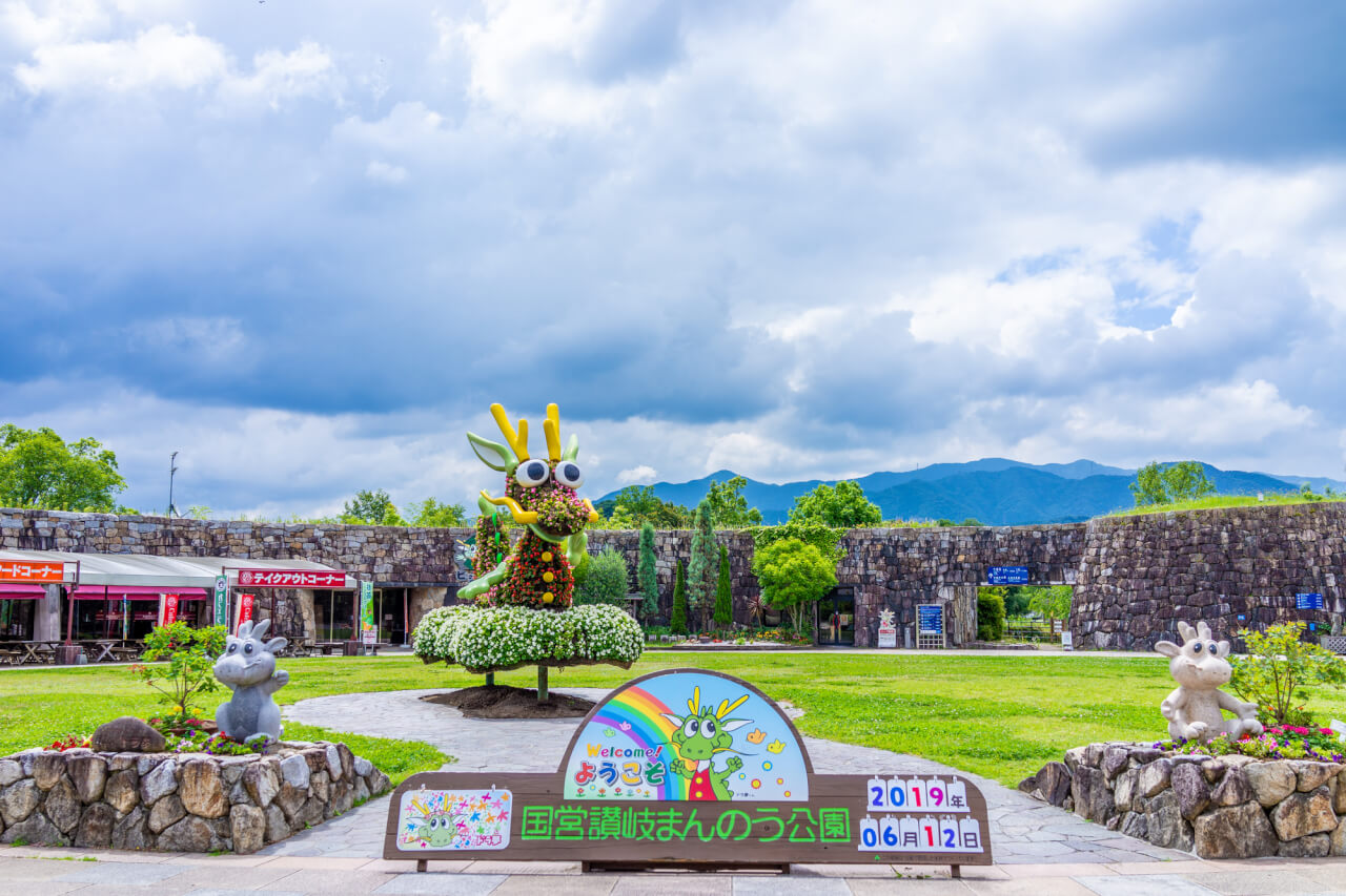 【2026年最新レポ】四季の花と静寂に包まれる四国の聖地「国営 讃岐 まん の う 公園」へ——いま大人の週末旅で圧倒的支持を集める理由