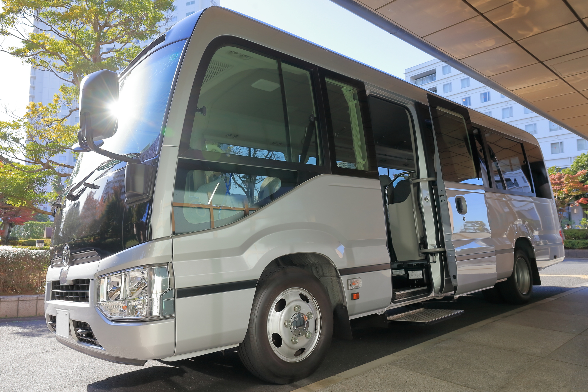 中型免許でマイクロバス運転は可能？8T限定の罠と解除費用を徹底解説