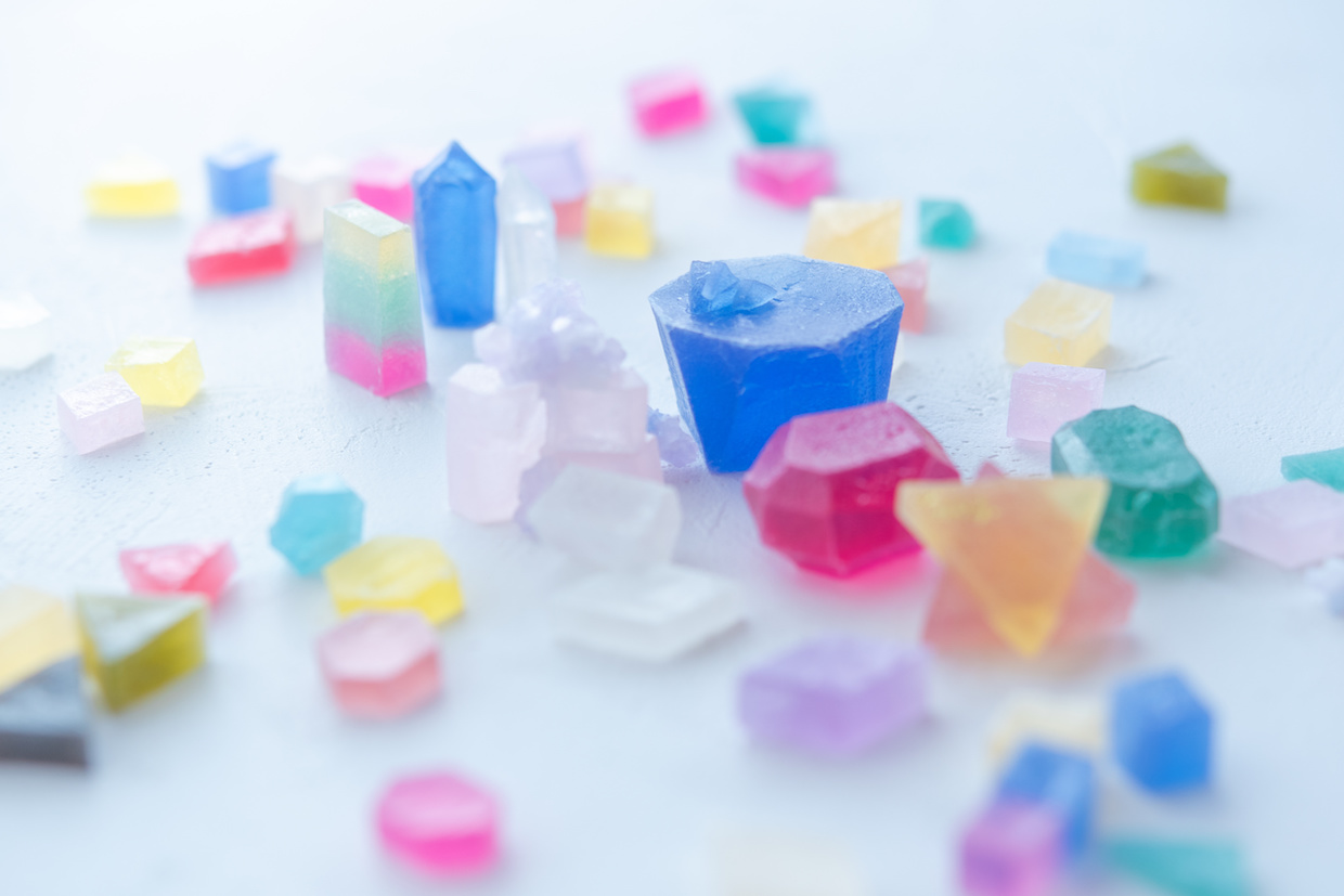 「食べる宝石」琥珀糖とは？シャリぷる食感の秘密と買い方を徹底解剖