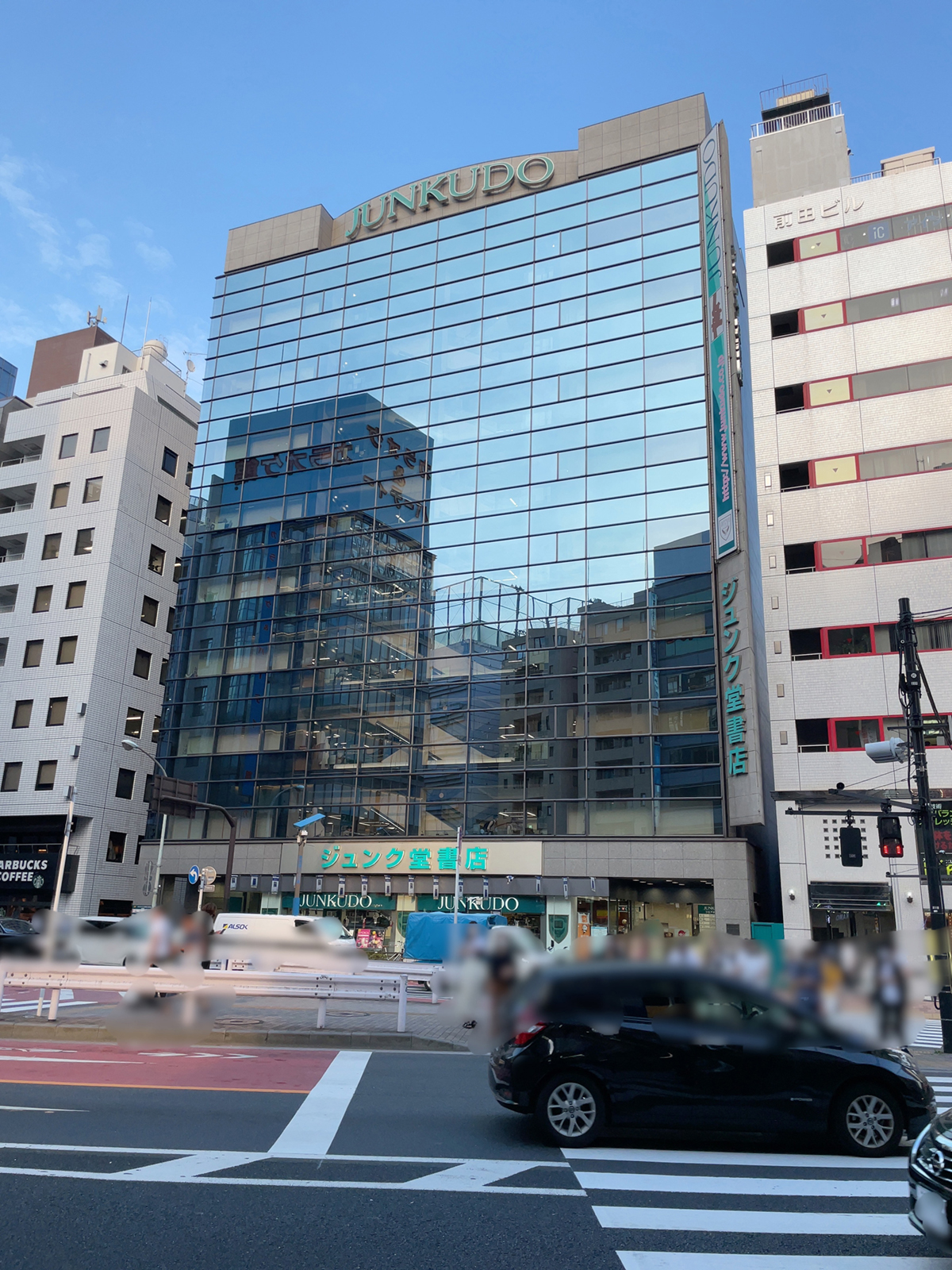 本好きの聖地へ！池袋の巨大書影迷宮で知的好奇心を揺さぶる冒険記