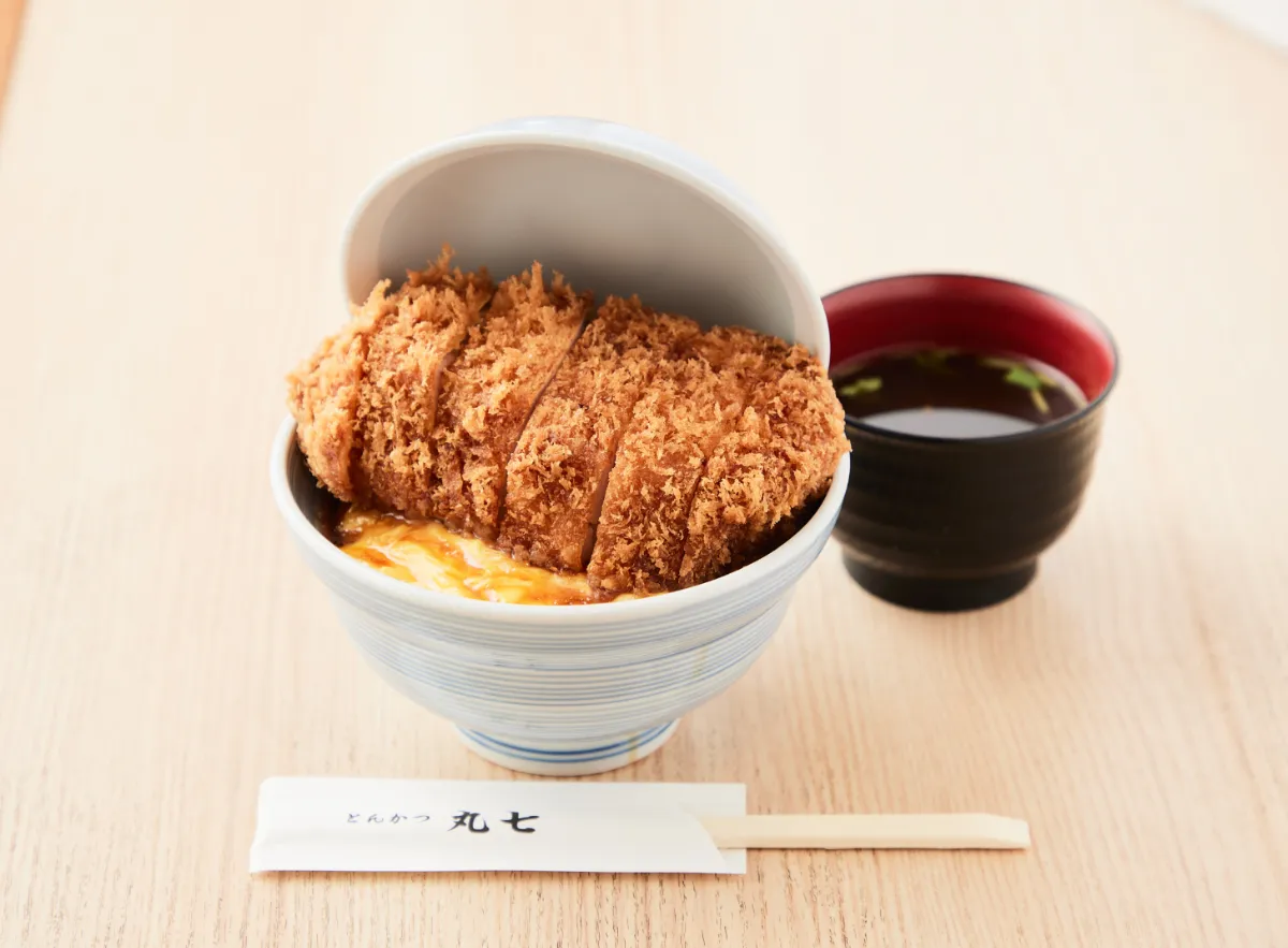 話題の「丸七」なぜ大行列？極厚焼きカツ丼の魅力と整理券攻略法