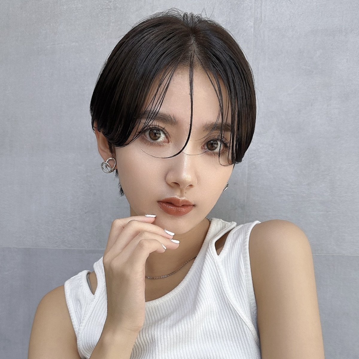 ショートヘアに映える最新バズ顔！小顔と垢抜けを叶えるメイク術