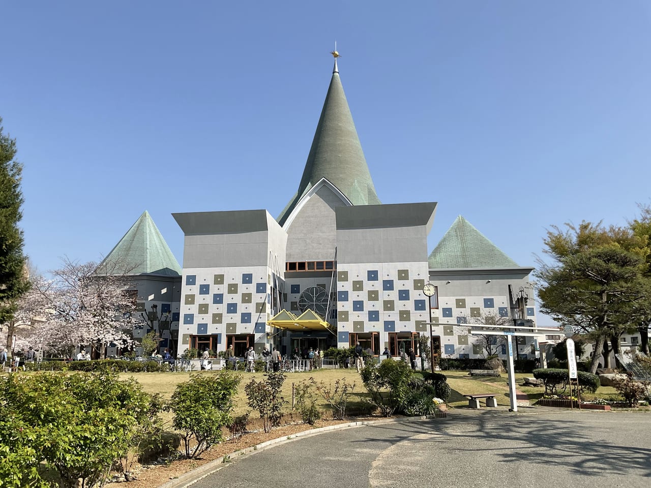 伊丹シティホールの評判と費用相場｜家族葬の口コミと注意点を検証
