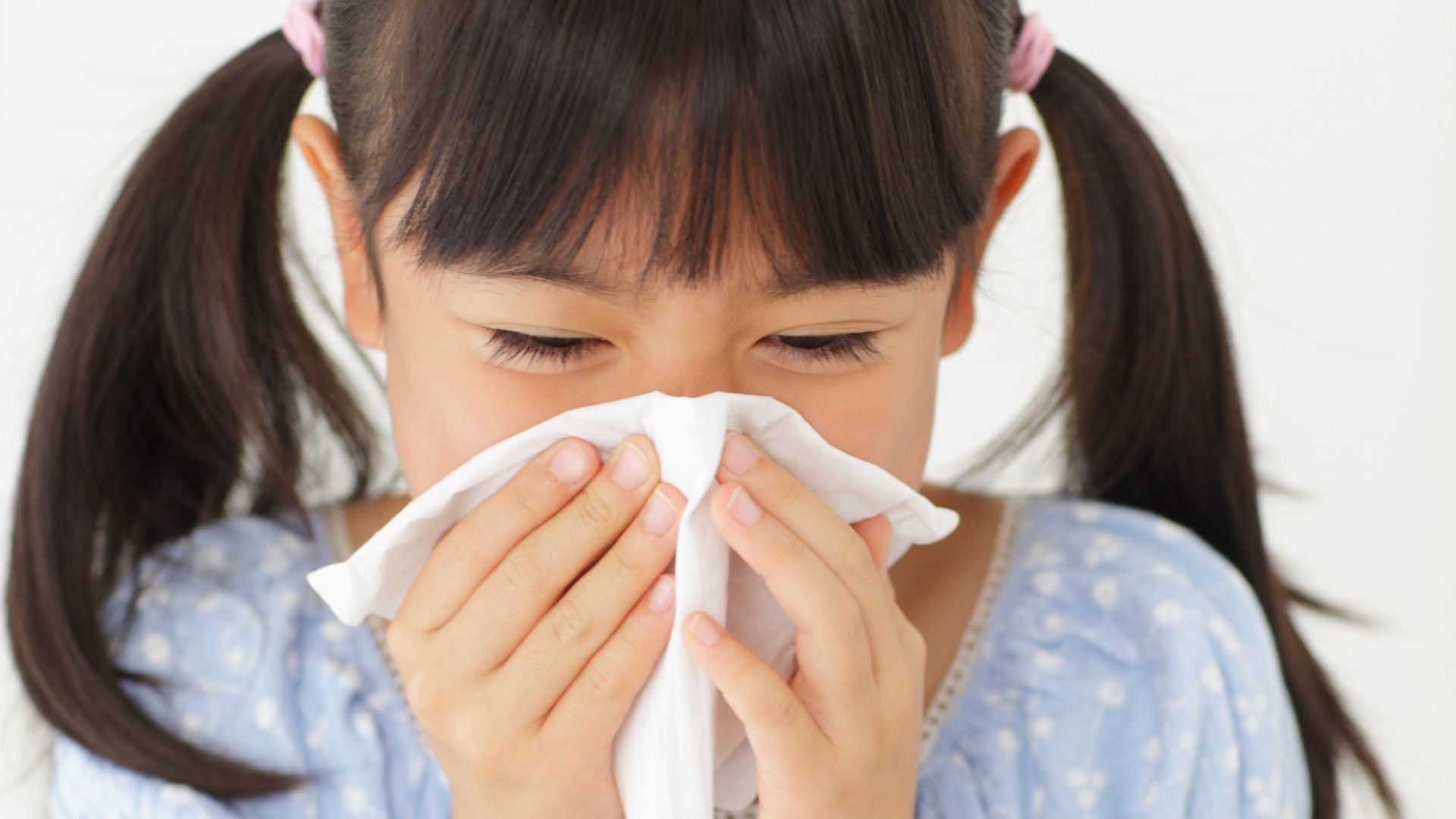 鼻をかんだら耳が痛いのはなぜ？急性中耳炎の危険と正しい対処法