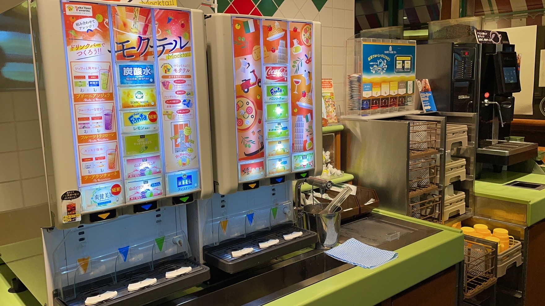 人気ファミレスのドリンクバー比較！元店員が教える最強コスパ術