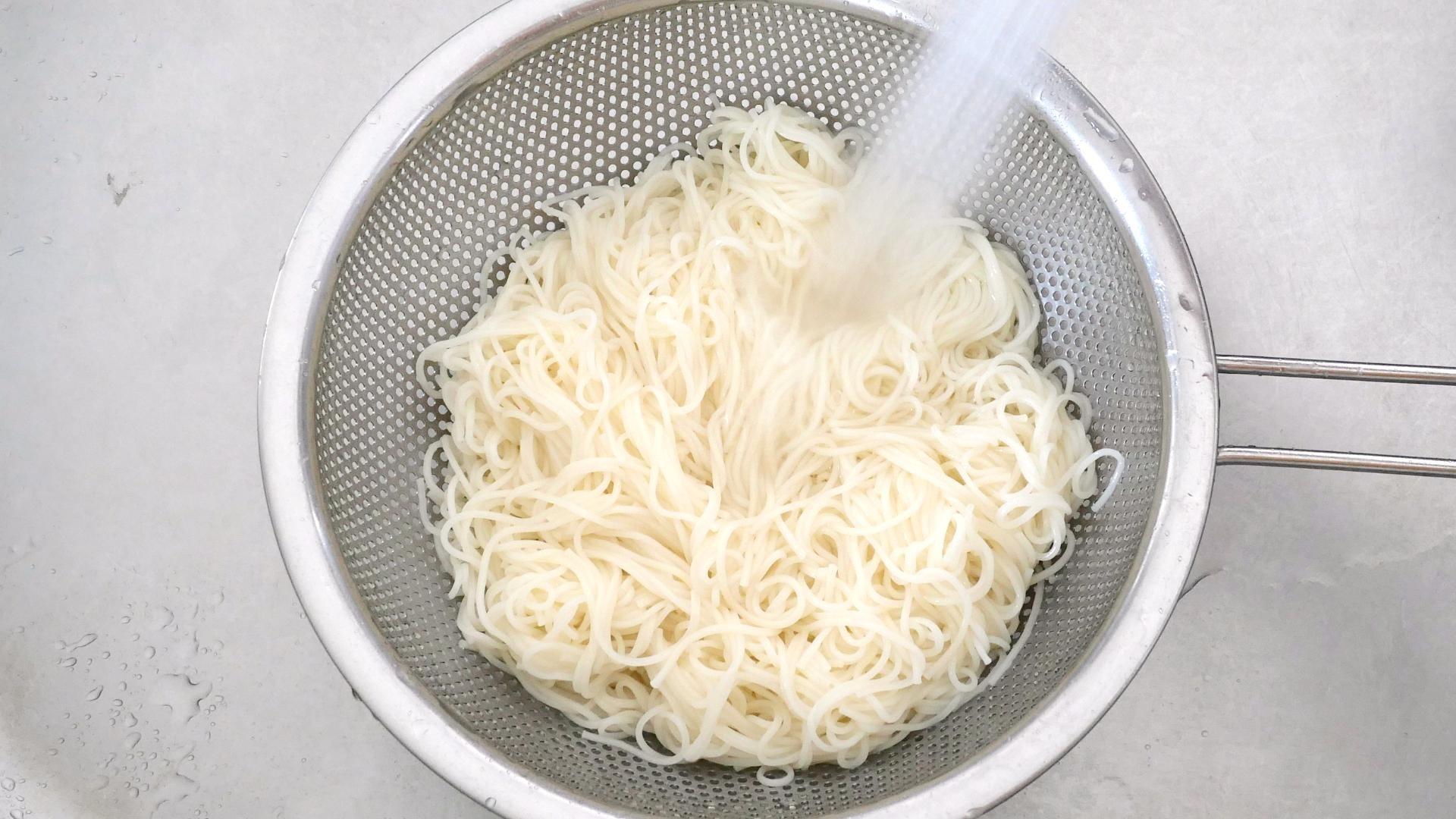 そうめんの水切りで味が激変！つゆが薄まらないプロの裏ワザと道具