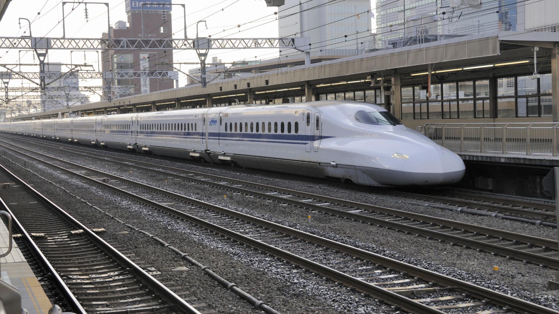 線路立ち入りの賠償金は数千万円？電車遅延の罪名と請求相場の全貌