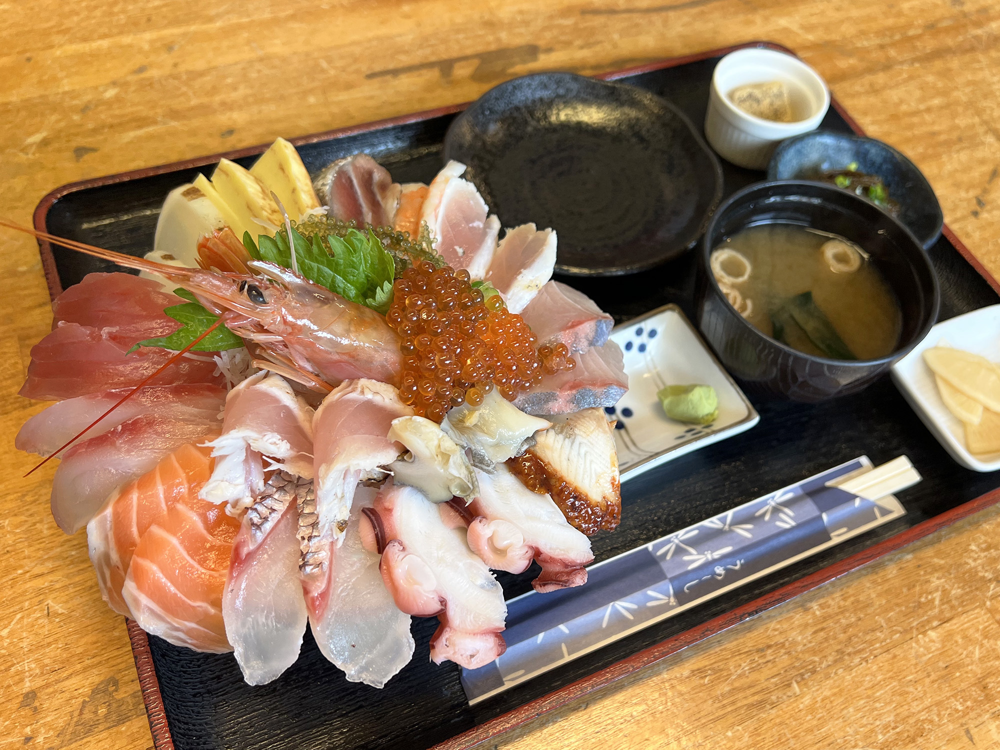 魚屋直営「魚まる」爆発的人気の秘密！行列回避の裏技と絶品海鮮丼