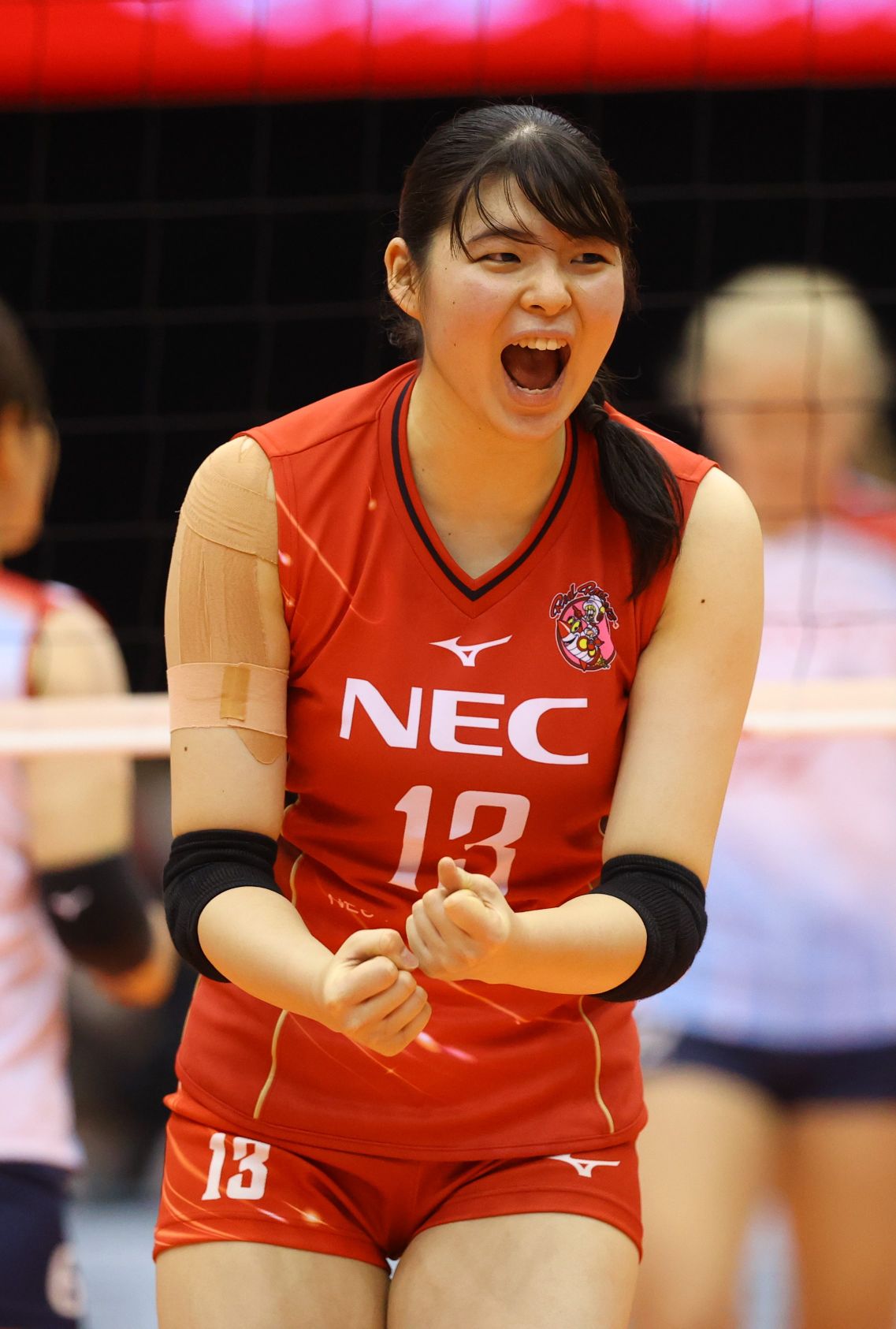 コートで輝く笑顔と圧倒的実力！女子バレー新世代ヒロインの素顔