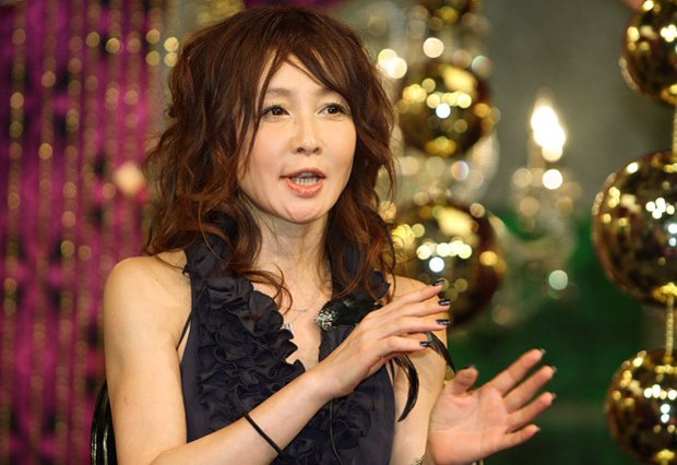 Youが放つ唯一無二の魅力！年齢を超越して愛される理由と美学