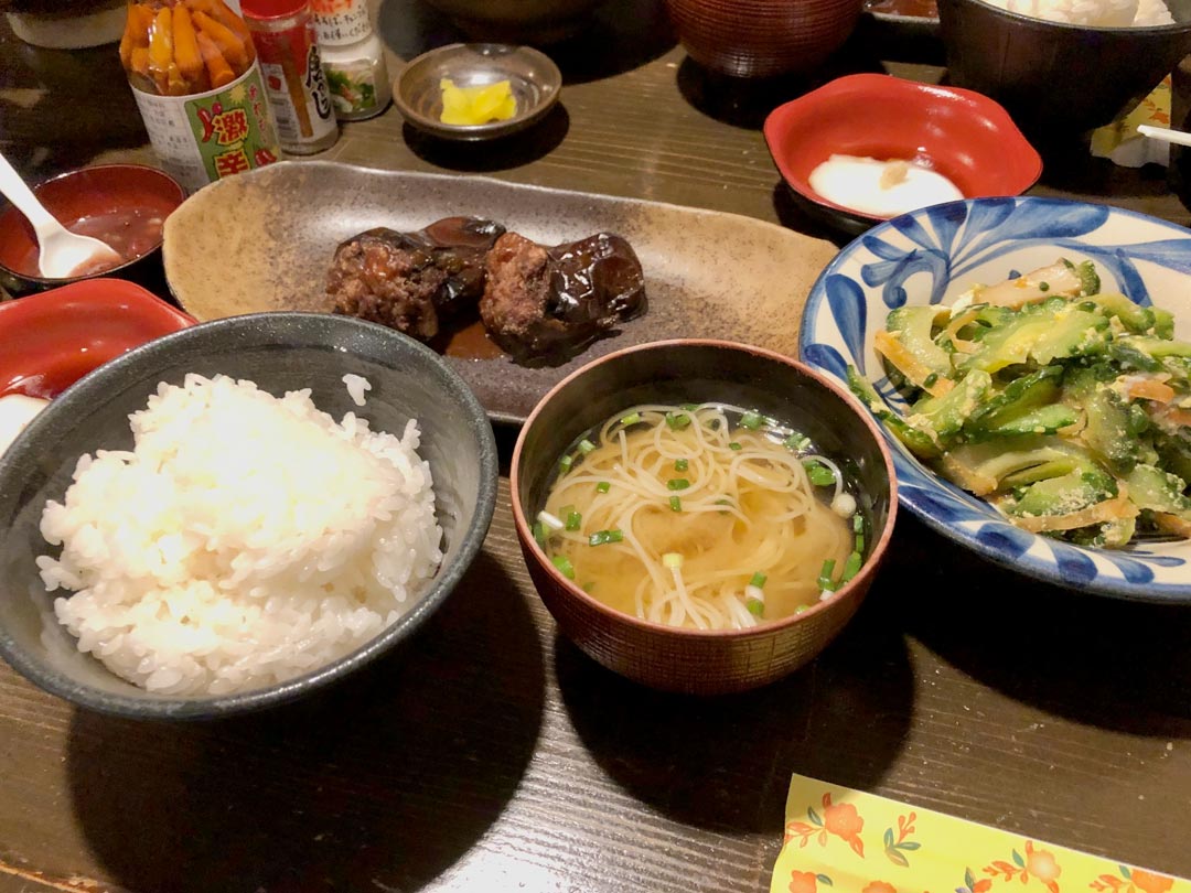 那覇「ゆうなんぎい」完全攻略｜名物味噌ラフテーと予約・混雑の全貌