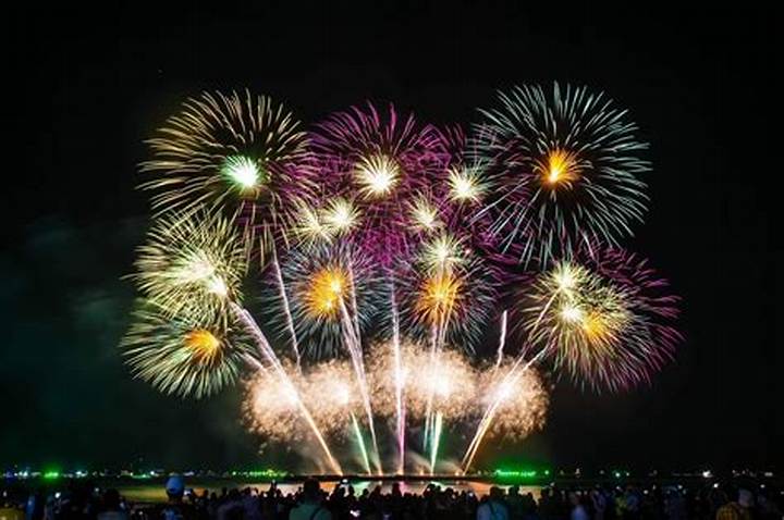 播磨の夜空を彩る大輪の輝き：網干花火大会2023の全貌と地域が護る伝統の現場