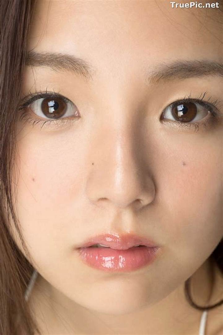 篠崎愛と競泳水着 - グラビア界の女王が魅せるプールサイドの魅力